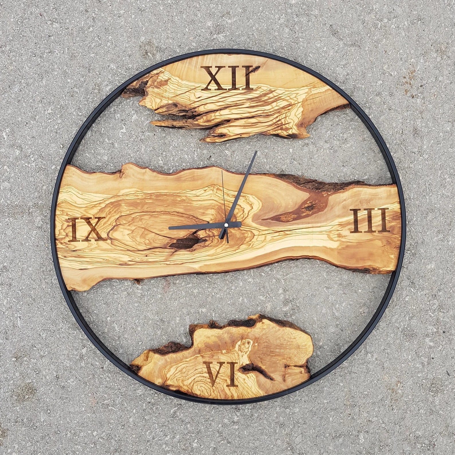 Horloge murale en métal et bois d'olivier sur mesure | Horloges murales faites à la main haut de gamme