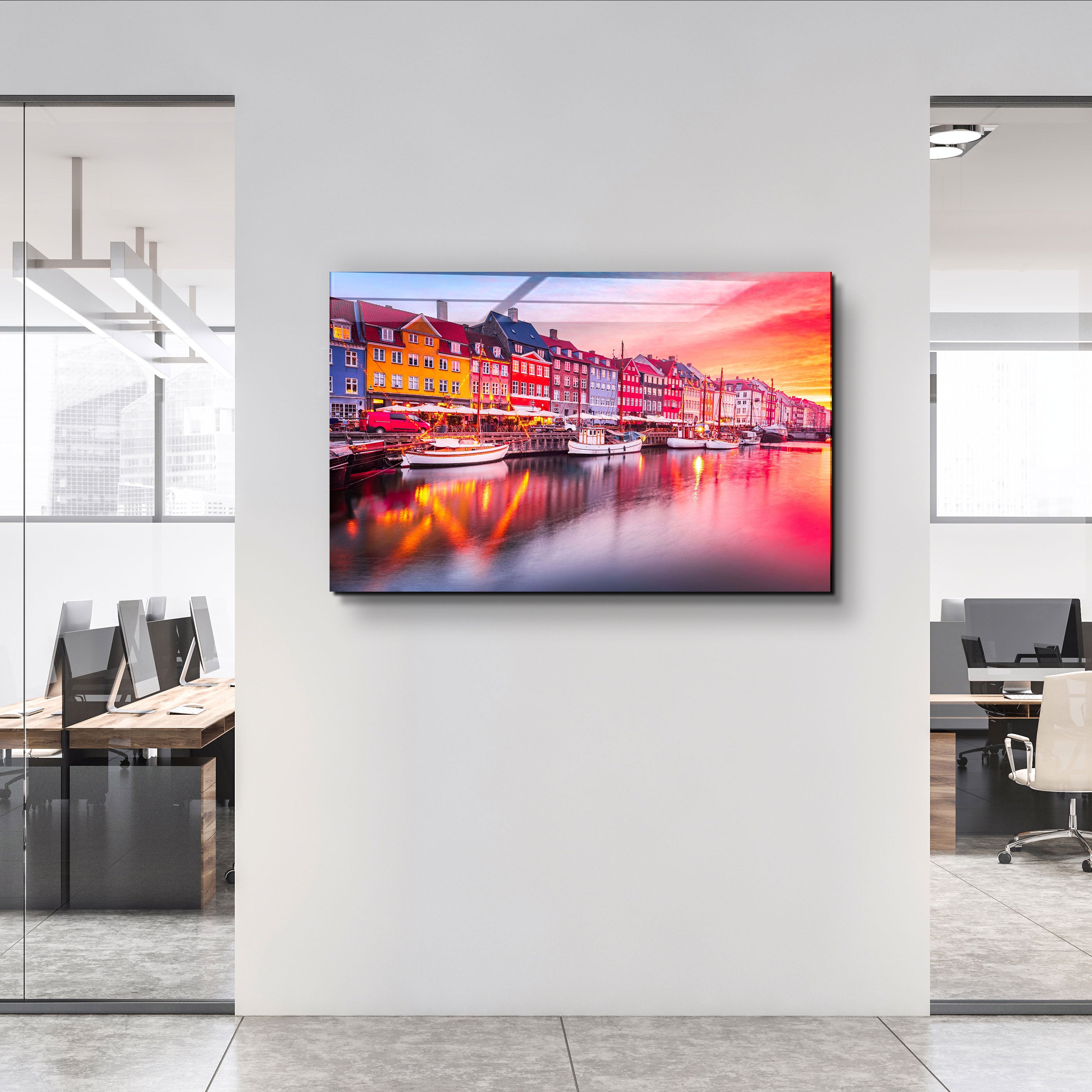 ・"Copenhague, Danemark. Découvrez la beauté à couper le souffle du canal de Nyhavn au lever du soleil"・Tableau sur verre