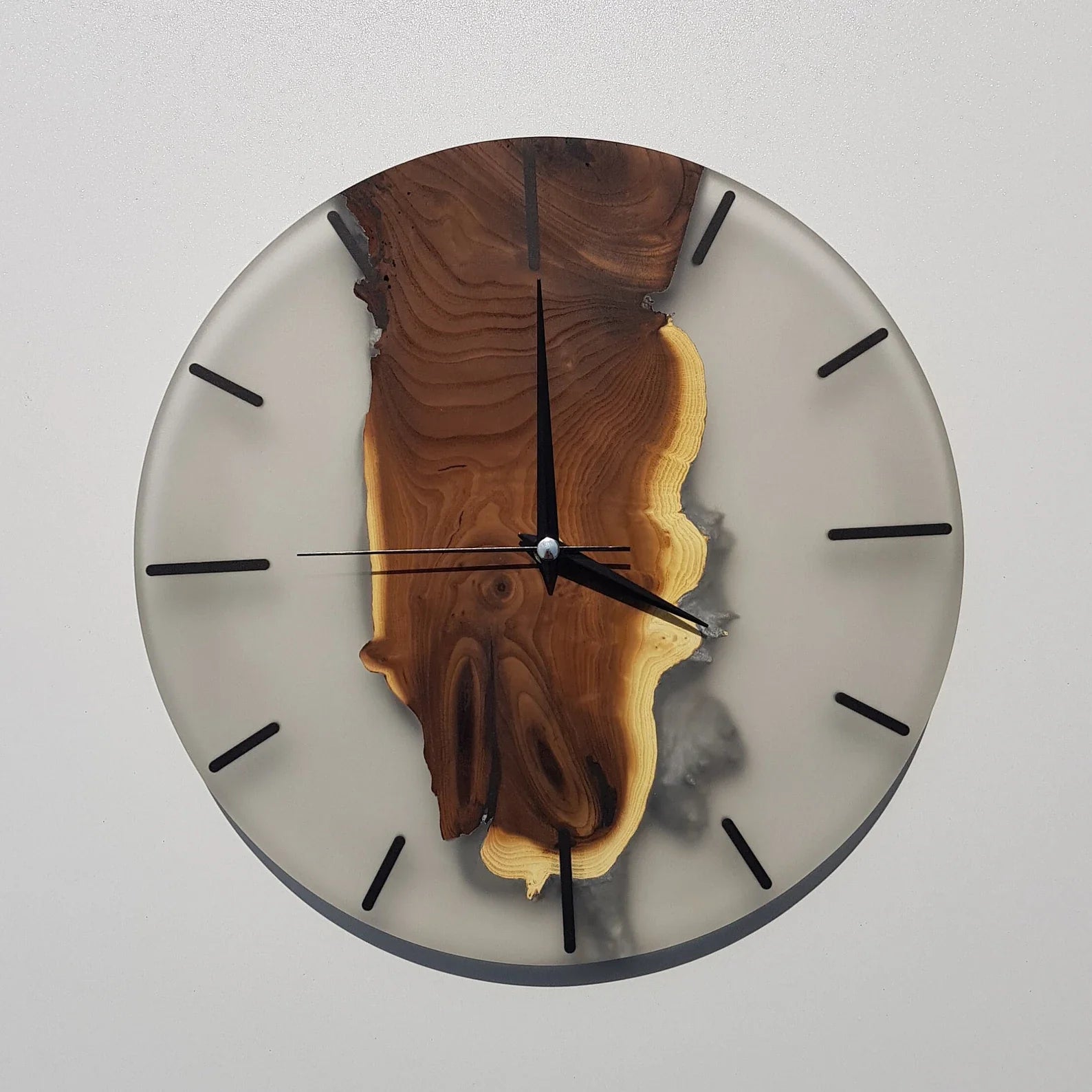 Verzauberter Zeitmesser aus Silberbeerbaum und Harz | Hochwertige handgefertigte Wanduhren
